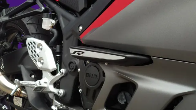 Yamaha R25 dengan aksesori resmi