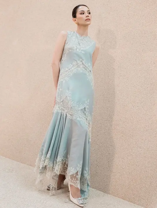 Alyssa Daguise tampil aura calon pengantin berkelas dengan sleeveless dress karya Saptodjojokartiko [@alyssadaguise]