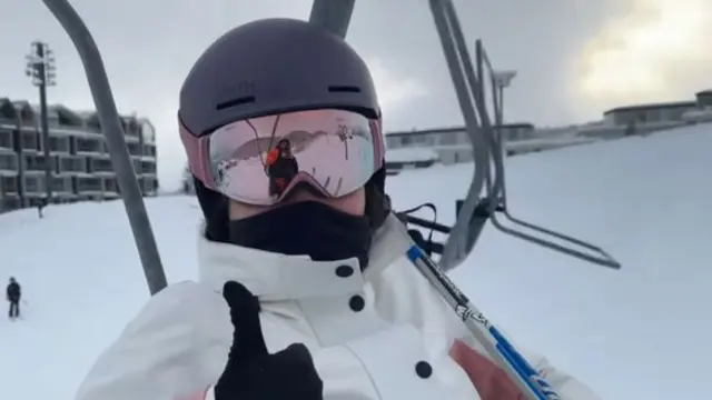 Potret Azizah Salsha Main Ski di Niseko Jepang (credit: https://www.instagram.com/azizahsalsha_/)