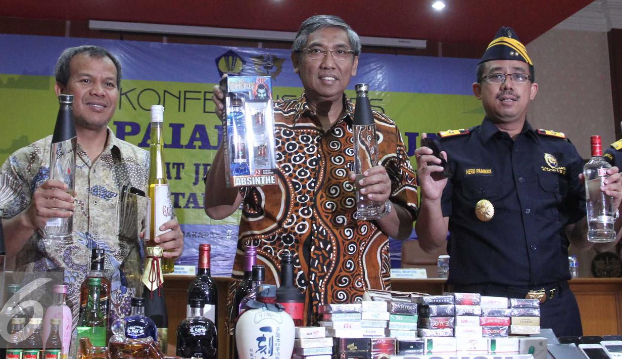 Wakil Menteri Keuangan Mardiasmo (tengah) dan Dirjen Bea Cukai Heru Pambudi (kiri) memperlihatkan barang bukti di Jakarta, Jumat (8/1/2016). DJBC sepanjang tahun 2015 berhasil menembus angka 10.009 dalam kasus bea dan cukai. (Liputan6.com/Angga Yuniar)
