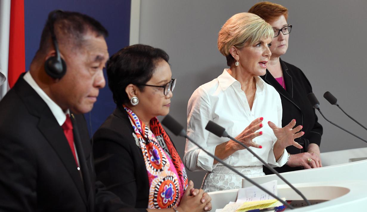 Menlu Australia Julie Bishop (kedua kanan) memberi keterangan usai mengadakan pertemuan di Sydney (16/3). Pertemuan tersebut membahas dinamika Indo - Pasific, kontra-terorisme, keamanan siber manusia dan keamanan maritim. (AFP Photo/Pool/William West)