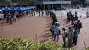 Orang-orang berdiri dalam antrean untuk pengujian virus corona COVID-19 di Hong Kong, 12 Februari 2022. Pihak berwenang bergegas untuk meningkatkan kapasitas pengujian COVID-19 menyusul rekor tertinggi infeksi baru. (Louise Delmotte/AFP)