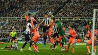 Kiper Joan Garcia meninju bola untuk menjauhkannya dari gawang dalam laga leg pertama babak 16 besar Liga Champions antara Newcastle vs Barcelona di St James Park, 11 Maret 2026. (AP Photo/Jon Super)