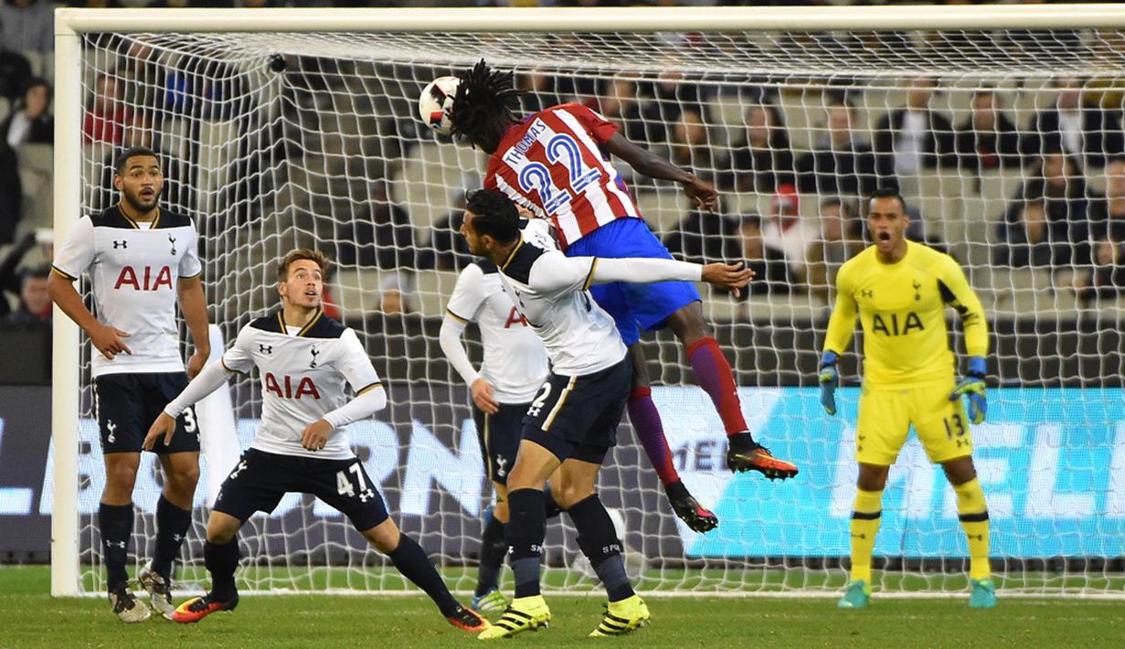 Duel antara pemain Atletico Madrid dan Tottenham Hotspur pada laga International Champions Cup 2016 di Melbourne, Australia, (29/7/2016). (AFP/Paul Crock)