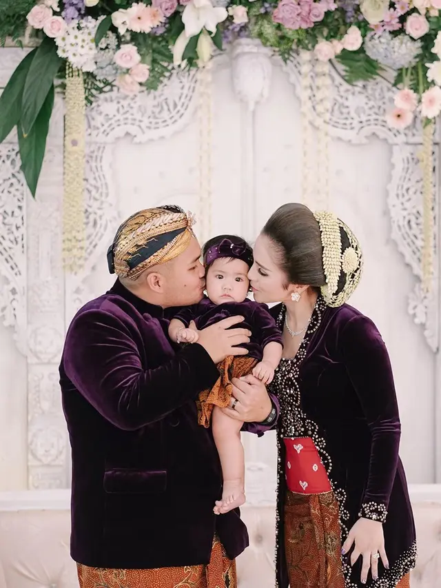 Momen Prosesi Tedak Siten Anak Momo Geisha (sumber: instagram/antzcreator)