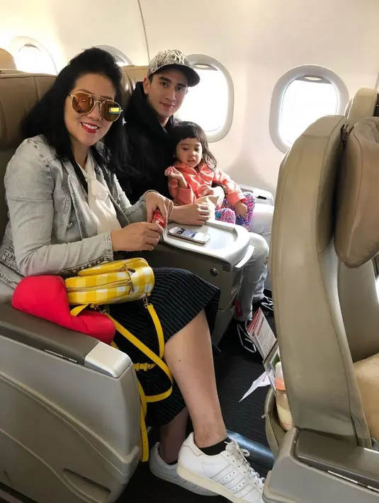 Liburan bersama sang ibu menjadi salah satu agenda yang menyenangkan bagi Verrell. Membahagiakan ibunya membuat Verrell juga ikut merasa bahagia. Tak ayal, banyak foto-foto liburan bersama sang ibu yang diunggah Verrell di Instagram. (Liputan6.com/bramastavrl)