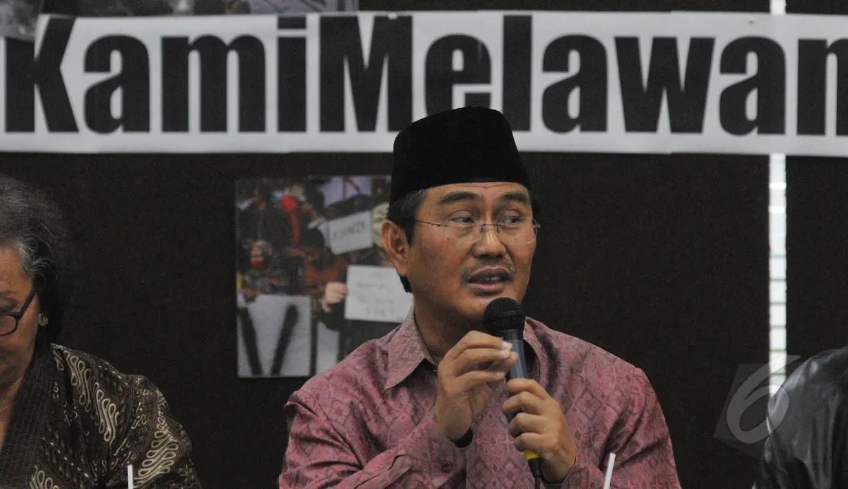 Anggota Tim 9 Jimly Asshiddiqie saat diskusi hukum di gedung YLBHI, Jakarta, Jumat (15/5). Komisi Pengawas Peradi menyatakan Bambang Widjojanto tidak terbukti melanggar kode etik advokat. (Liputan6.cpm/Herman Zakharia)
