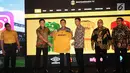 CEO Bhayangkara FC, Irjen Royke Lumowa (kedua kiri) menyerahkan kaus tim Irwasum Polri Komjen Putut Eko Bayuseno saat peluncuran tim Bhayangkara FC di Jakarta, Jumat (23/2). (Liputan6.com/Helmi Fithriansyah)
