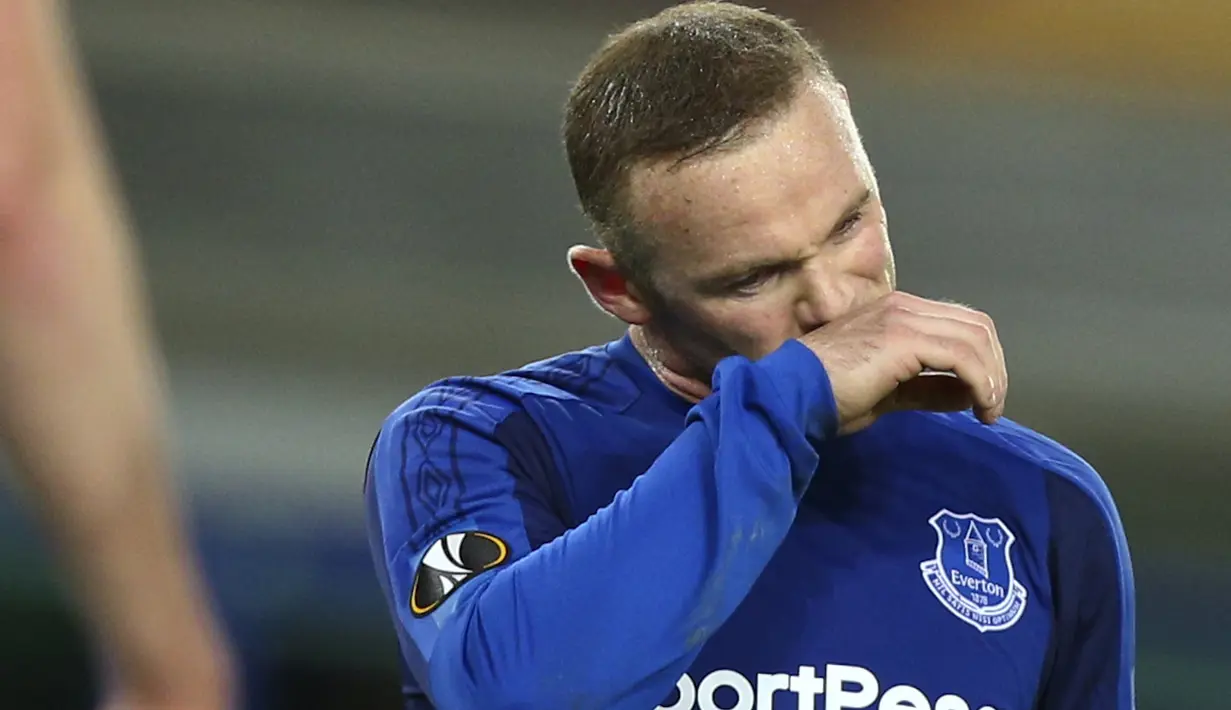 Wayne Rooney saat timnya kalah dari Atalanta pada laga grup E Liga Europa di Goodison Park, Liverpool (23/11/2017). Everton kalah 1-5. (AP/Dave Thompson)