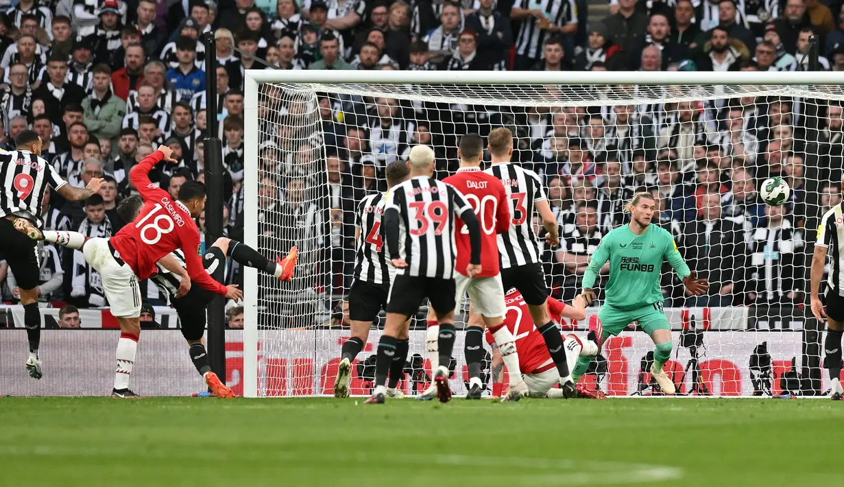 <p>Kiper Newcastle, Loris Karius (kanan) gagal menangkap bola sundulan pemain Manchester United, Casemiro (kiri kedua) pada laga final Carabao Cup 2022/2023 di Stadion Wembley, London, Senin (27/02/2023) dini hari WIB.&nbsp;(AFP/Glyn Kirk)</p>