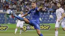 Striker Italia, Ciro Immobile, mengontrol bola saat melawan Israel pada laga kualifikasi Piala Dunia 2018 di Stadion Reggio Emilia, Italia, Selasa (5/9/2017). Italia menang 1-0 atas Israel. (AP/Luca Bruno)