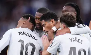 Pemain Real Madrid merayakan gol yang dicetak Jude Bellingham pada laga jornada 36 La Liga Spanyol 2025/2026 di Santiago Bernabeu, Jumat (15/5/2026) dini hari WIB. (AP Photo/Manu Fernandez)