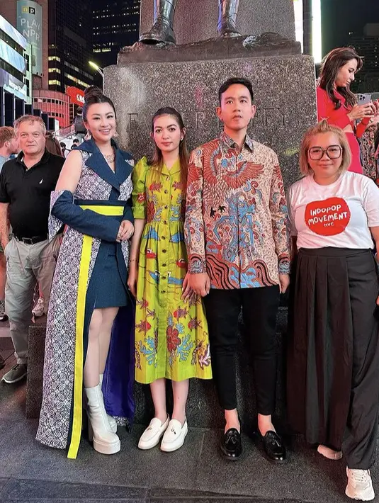 Dress batik hijau tersebut dipadukan sepatu putih gading. Dengan gaya rambut ikat setengah dan makeup flawlessnya. [@fitricarlina]
