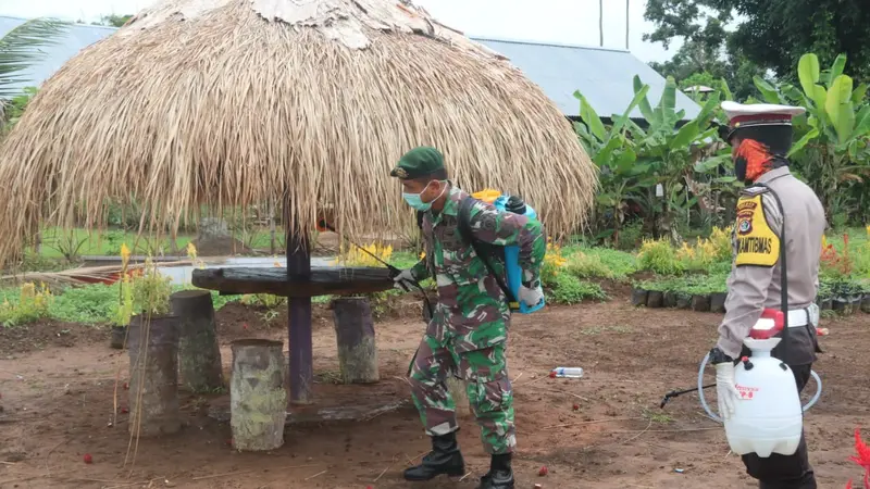 Aparat TNI-Polri mencegah penyebaran virus corona Covid-19 di perbatasan RI dengan menyemprot cairan disinfektan