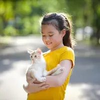 ilustrasi anak memeluk kucing/Jeanette Virginia Goh/Shutterstock