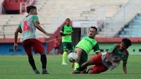 Persebaya saat beruji coba melawan PSID di Stadion Stadion Gelora Delta, Sidoarjo, Sabtu (15/6/2019). (Bola.com/Aditya Wany)