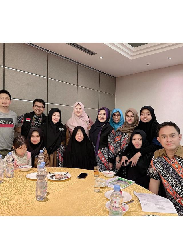 8 Potret Sahrul Gunawan dan Istri Jalani Ibadah Haji, Ajak Mertua