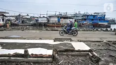 Warga melintasi bekas lokasi warung makan pasca direlokasi di Pelabuhan Kali Adem, Muara Angke, Jakarta Utara, Senin (13/6/2022). Pengelola Pelabuhan Kali Adem merelokasi sebanyak 56 pedagang yang sebelumnya menempati dermaga ke lokasi baru. (merdeka.com/Iqbal S Nugroho)