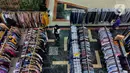 Pengunjung beraktivitas di pusat perbelanjaan Ambasador, Jakarta, Rabu (23/6/2021). Pemerintah memperkuat Pemberlakuan Pembatasan Kegiatan Masyarakat (PPKM) skala mikro, di antaranya pembatasan jam operasional pusat perbelanjaan yang dibatasi sampai pukul 20.00WIB. (Liputan6.com/Johan Tallo)