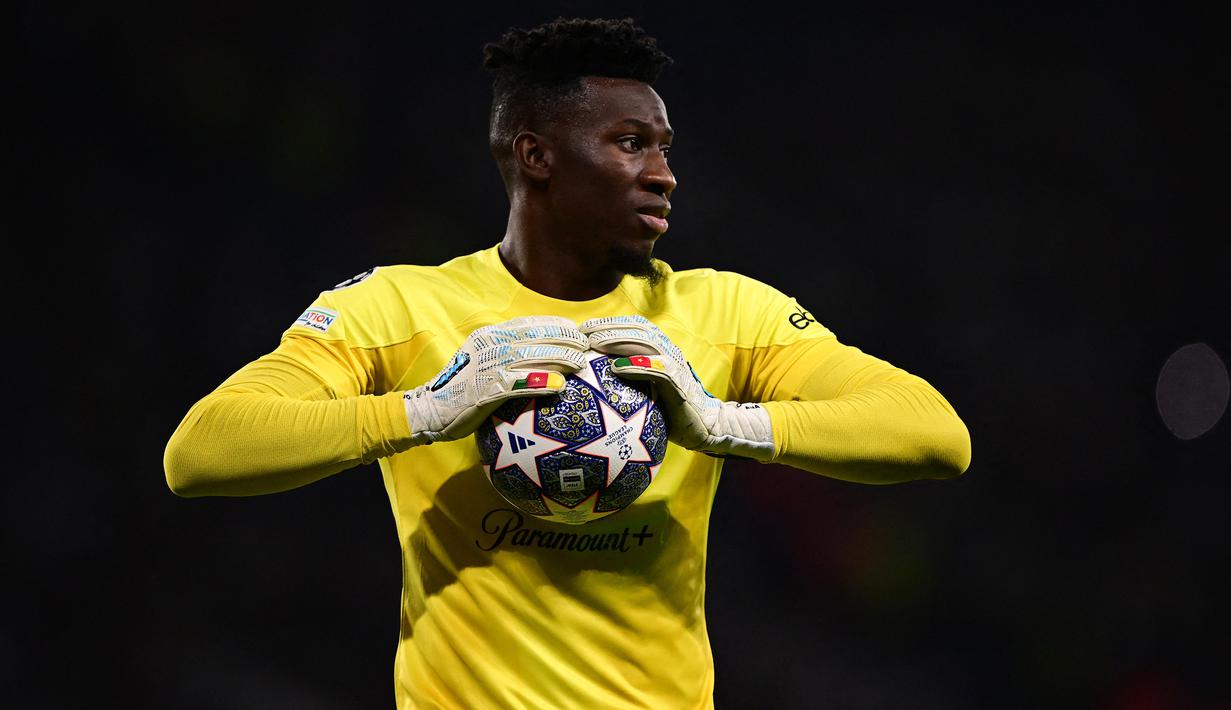Kiper Inter Milan, Andre Onana menguasai bola saat menghadapi Manchester City pada laga final Liga Champions 2022/2023 di Ataturk Olympic Stadium, Istanbul (10/6/2023). Jika menjadi kenyataan pindah ke Manchester United, Andre Onana yang kini berusia 27 tahun akan bereuni dengan Erik ten Hag yang notabene adalah pelatihnya saat membela Ajax Amsterdam. (AFP/Marco Bertorello)