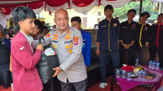 Mahasiswa dan Kapolres Serang, AKBP Condro Sasongko, Munggahan Jelang Ramadan dengan Bagikan Sembako ke Masyarakat. (Kamis, 27/02/2025). (Polres Serang).