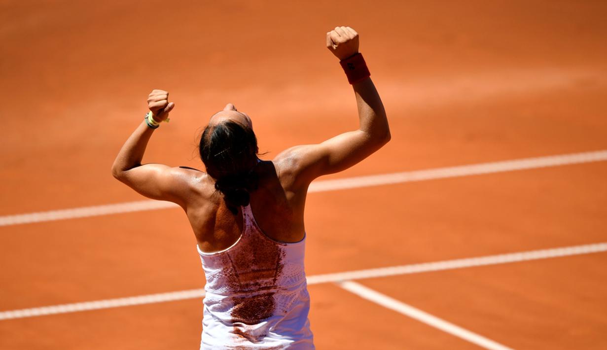 Ekspresi petenis putri Swiss, Viktorija Golubic, setelah mengalahkan petenis Belanda, Kiki Bertens, dalam final turnamen tenis WTA di Gstaad, (17/7/2016). (AFP/Fabrice Coffrini)