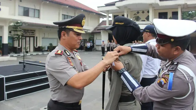 Gelar pasukan Operasi Keselamatan Lalu Lintas Candi 2018 di Cilacap. (Foto: Liputan6.com/Polres Cilacap/Muhamad Ridlo)