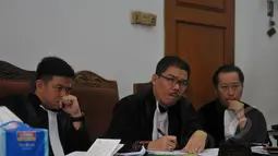 Tim kuasa hukum Suryadharma Ali (SDA) saat sidang lanjutan Praperadilan SDA di Pengadilan Negeri Jakarta Selatan, Kamis (2/4/2015).  Sidang lanjutan Praperadilan dengan agenda mendengarkan keterangan saksi ahli. (Liputan6.com/Johan Tallo)