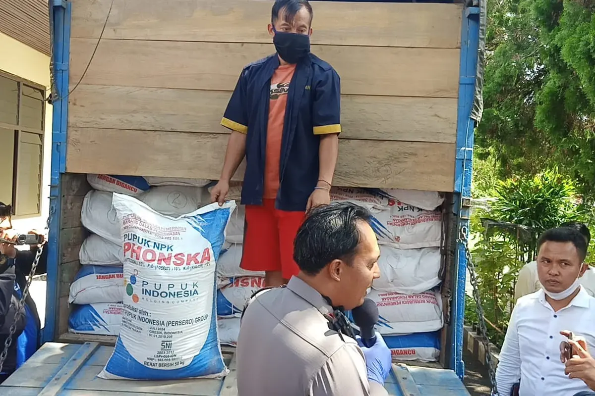 Kepolisian resor Payakumbuh menunjukkan barang bukti penyelundupan pupuk dari Sumbar ke Riau. (Liputan6.com/ Dok Polres Payakumbuh)