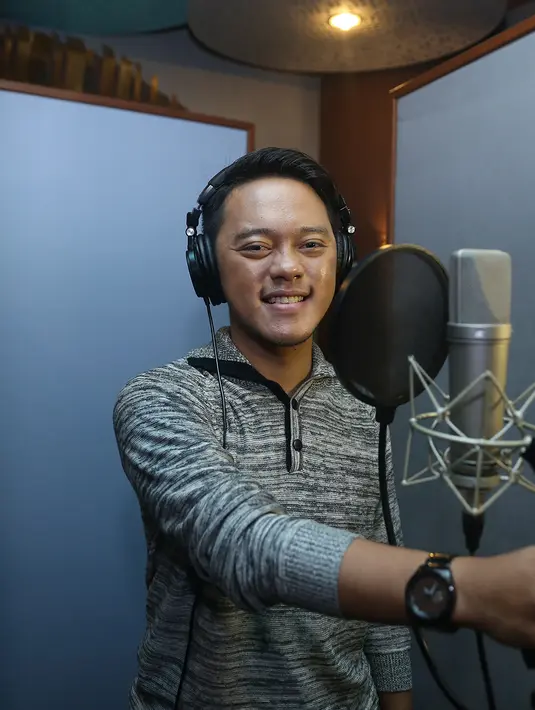 Menurut Danang, para pelaku teror bom seperti tidak memiliki keluarga lantaran tidak memikirkan kondisi korban yang tentunya memiliki keluarga. Danang mengaku takut untuk ke mall-mall serta menjadi lebih waspada. (Andy Masela/Bintang.com)