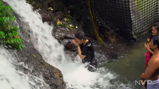 7 Potret Nikita Willy Saat Jalani Ritual Melukat di Air Terjun Sebatu