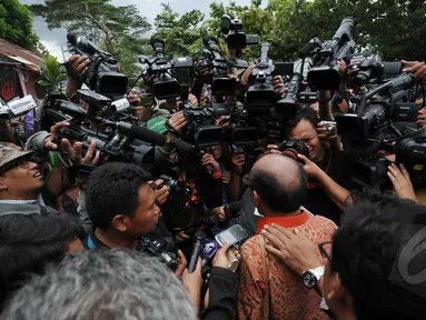 Sejumlah Awak media yang sedang bekerja mengambil gambar dalam peliputan terpidana mati duo Bali Nine cs di Dermaga wijapura, Cilacap, Jawa Tengah, Minggu (8/3/2015). (Liputan6.com/Johan Tallo)