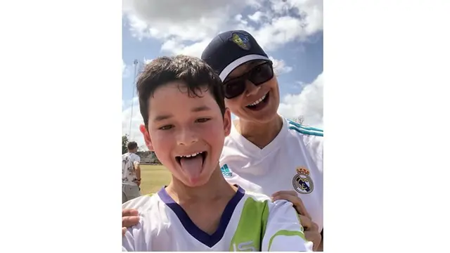 Tamara selalu punya waktu untuk Kenzou dan berbagai kegiatannya di sekolah. Termasuk menemani kala Kenzou pertandingan sepakbola di sekolahnya.