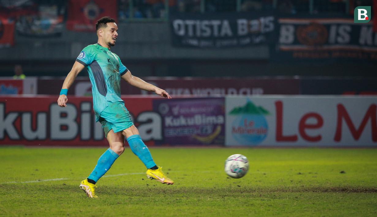 Tendangan yang dilesatkan Reva mengenai tiang gawang dan kemudian disambar oleh Lulinha yang tak terkawal. Namun, wasit terlanjur mengakhiri laga sebelum Lulinha menendang bola ke gawang kosong. (Bola.com/Bagaskara Lazuardi)