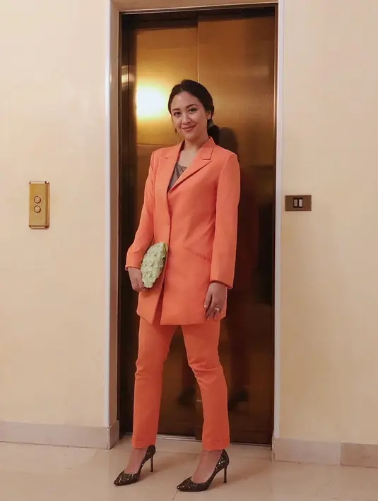 Sherina Munaf juga cocok dengan setelan jas berwarna peach terang ini. Memadukan dengan sepatu berhak tinggi, penampilannya tetap modis dan fashionable. (Liputan6.com/IG/@sherinasinna)