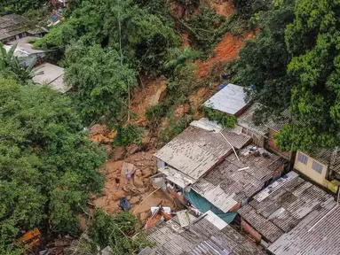 Pemandangan dari udara menunjukkan jalan kehancuran yang ditinggalkan oleh tanah longsor setelah hujan lebat di distrik Juquehy di Sao Sebastiao, negara bagian Sao Paulo, Brasil (20/2/2023). Banjir dan tanah longsor yang dipicu oleh hujan lebat di Brasil merenggut sedikitnya 36 nyawa pada akhir pekan Karnaval di tenggara negara bagian Sao Paulo, kata pihak berwenang, Minggu. (AFP/Fernando Marron)