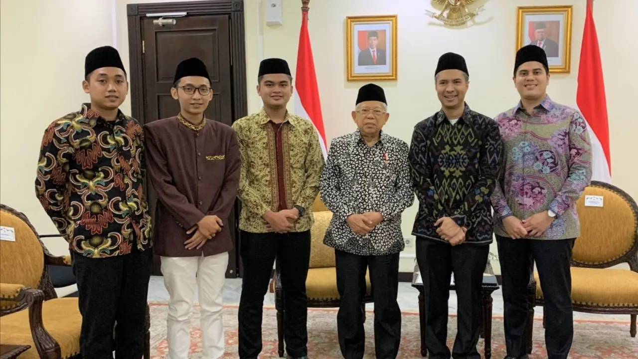 Wakil Presiden Ma'ruf Amin menerima audiensi CEO KESAN Hamdan Hamedan (kedua kanan) dan staf di kantornya, Kamis (26/12/2019).