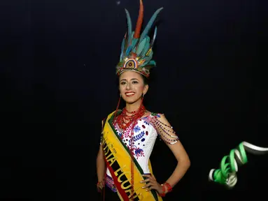 Jessenia Porras, mewakili orang Waranca dari provinsi Chimborazo, berpose saat sesi foto, setelah dinobatkan sebagai ratu Sara Nusta atau Ratu Adat di Quito, Ekuador pada 31 Agustus 2018. (AP/Dolores Ochoa)