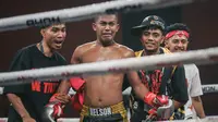 Petarung asal Indonesia, Nelson Julianto tak kuasa menahan air mata usai menang atas Kallens Barthez dalam duel kelas 61 kilogram di ajang Byon Madness Vol. 4 yang digelar di Spike Air Dome, PIK 2, Jakarta, Sabtu (6/6/2026).