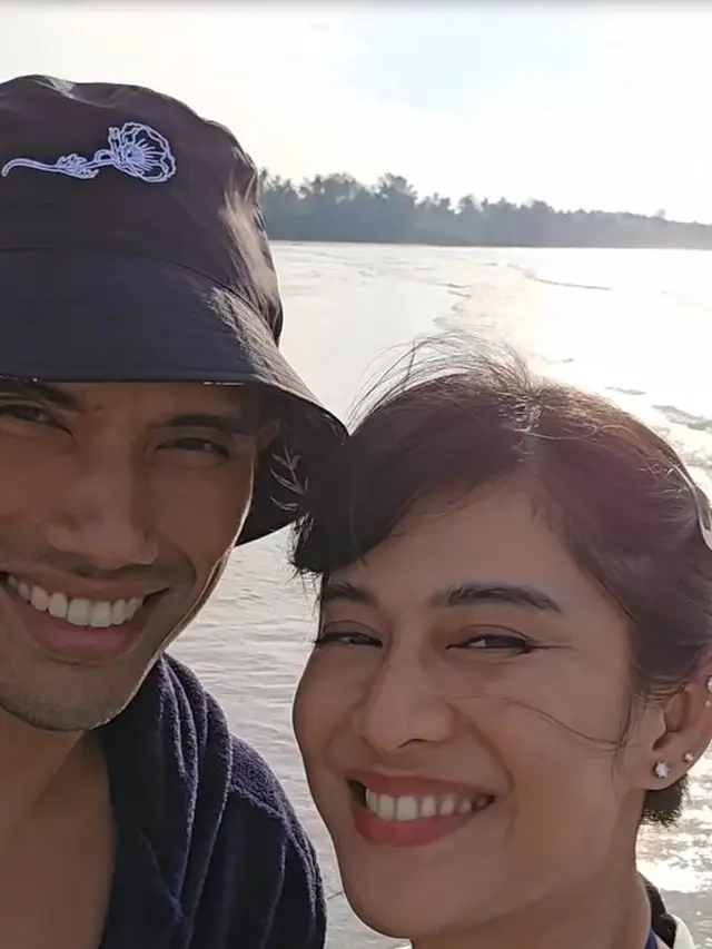 Dian Sastrowardoyo liburan di pantai (Instagram/therealdisastr)