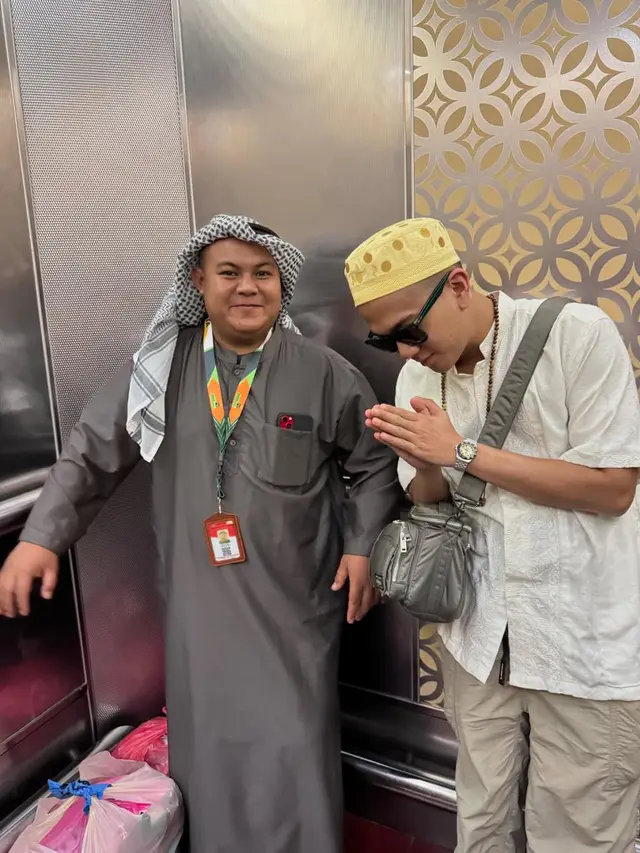 6 Potret Iqbaal Ramadhan Umroh Bareng Manajernya, Sudah Seperti Keluarga Sendiri