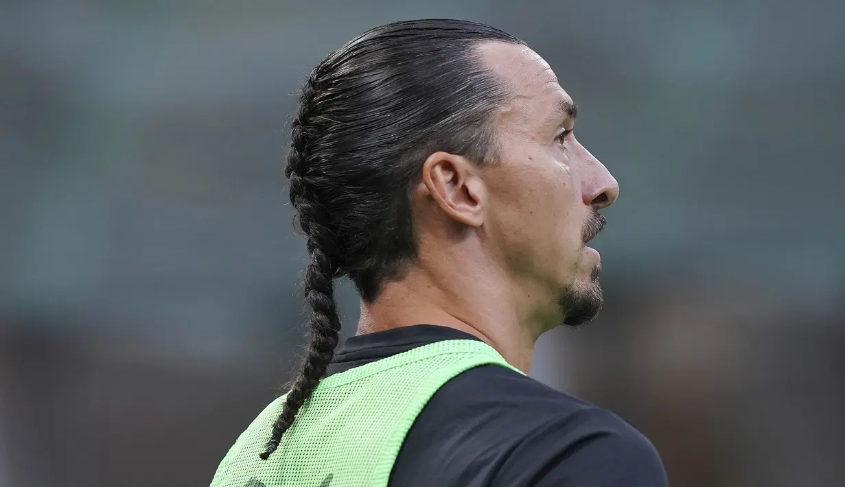 Pemain veteran asal Swedia itu kini tampil dengan rambut panjang yang dikuncir kepang. (Foto:AP/Spada/LaPresse)