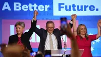 Pemimpin Partai Buruh Anthony Albanese, tengah, merayakan kemenangan Partai Buruh di Sydney, Australia, Minggu, 22 Mei 2022, setelah Perdana Menteri Scott Morrison mengakui kekalahan untuk Albania dalam pemilihan federal. (AP/Rick Rycroft)