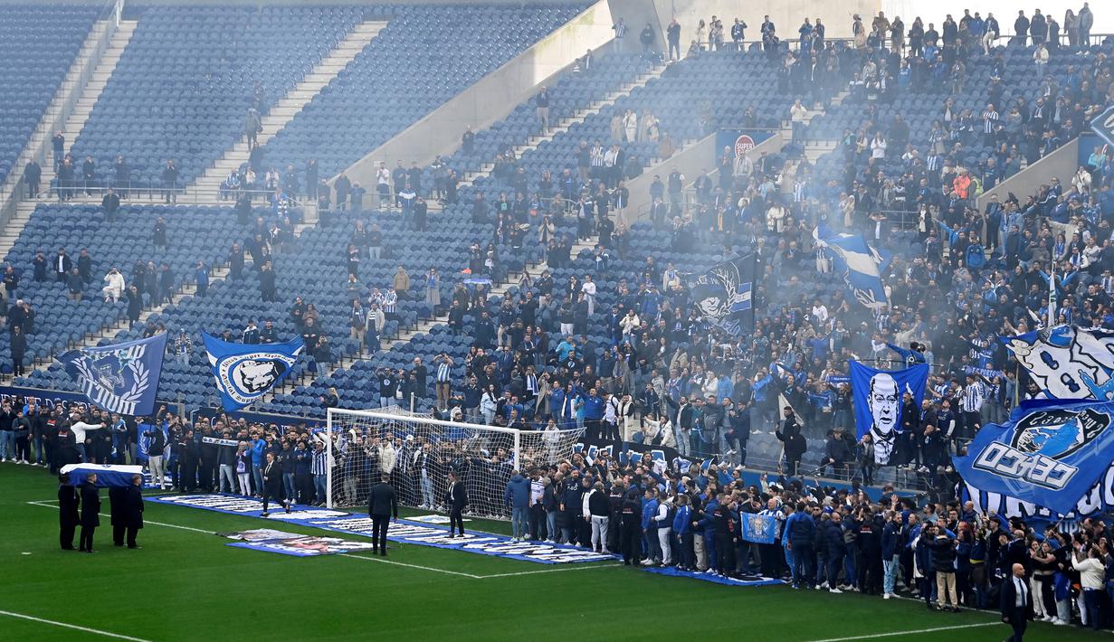 Para fans FC Porto memberikan penghormatan untuk mendiang mantan presiden FC Porto, Jorge Nuno Pinto da Costa di Stadion Dragao, Porto, Portugal pada 17 Februari 2025. Pinto da Costa, menjabat sebagai presiden FC Porto dari tahun 1982 hingga 2024 dan meninggal dunia pada usia 87 tahun. (AFP/Miguel Riopa)