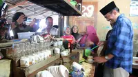 Aksi Djarot Racik Kopi di Lopo Pasar Gunung Tua