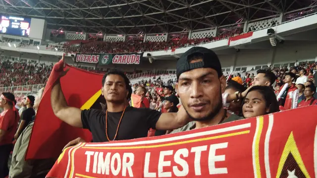 Suporter Timor Leste di Stadion Gelora Bung Karno, Jakarta saat melawan Timnas Indonesia