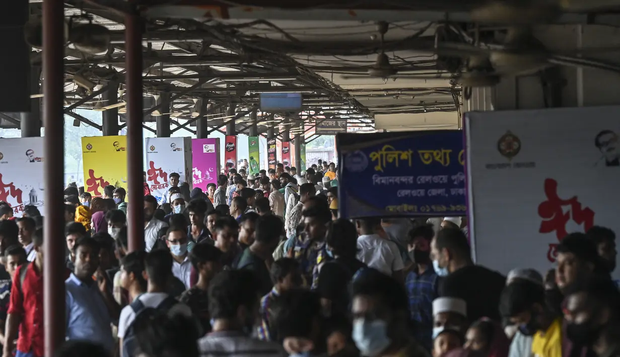 <p>Orang-orang yang pulang untuk merayakan Idul Fitri, yang menandai berakhirnya bulan suci Ramadhan, menunggu di peron untuk naik kereta api di stasiun kereta Bandara Dhaka di Dhaka pada 29 April 2022. (AFP/Munir uz Zaman)</p>
