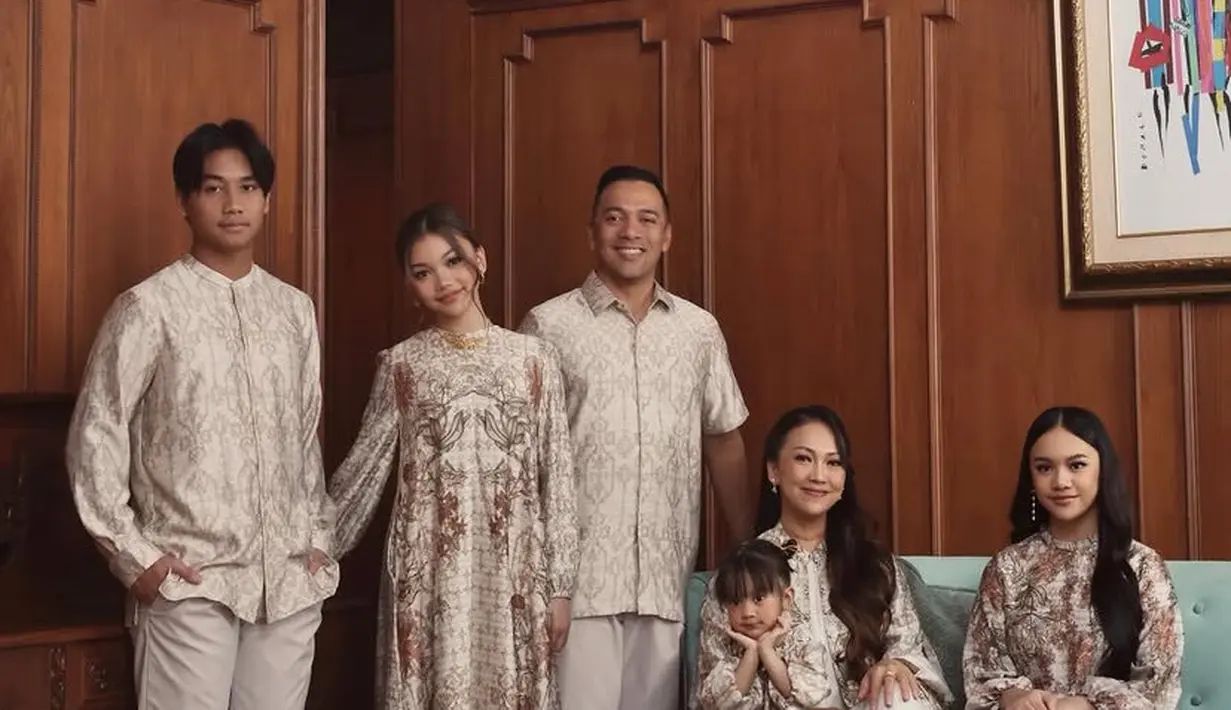 Keluarga Nola B3 dan Naura Ayu tampil dengan busana serba coklat muda bermotif. Naura dan adik kecilnya tampil dengan dress. Nola dan Neona mengenakan atasan bermotif. Serta anggota keluarga pria mengenakan baju koko warna senada.  [@geulis.id]