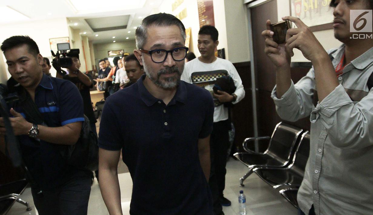 Awak media mengambil gambar aktor Lukman Sardi yang mendatangi Polres Metro Jakarta Selatan, Jumat (4/8). Kedatangan Lukman untuk menjenguk Tora Sudiro yang ditahan terkait dugaan kepemilikan 30 butir Dumolid (Liputan6.com/Herman Zakharia)