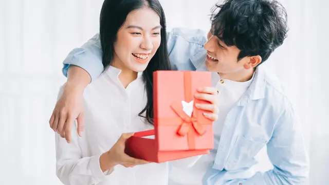 Memberikan Hadiah Spesial Seperti Perhiasan Berlian